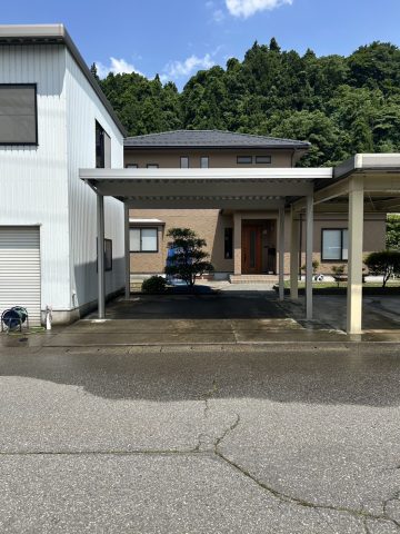 納屋と鉄骨カーポートの間にアルミカーポート