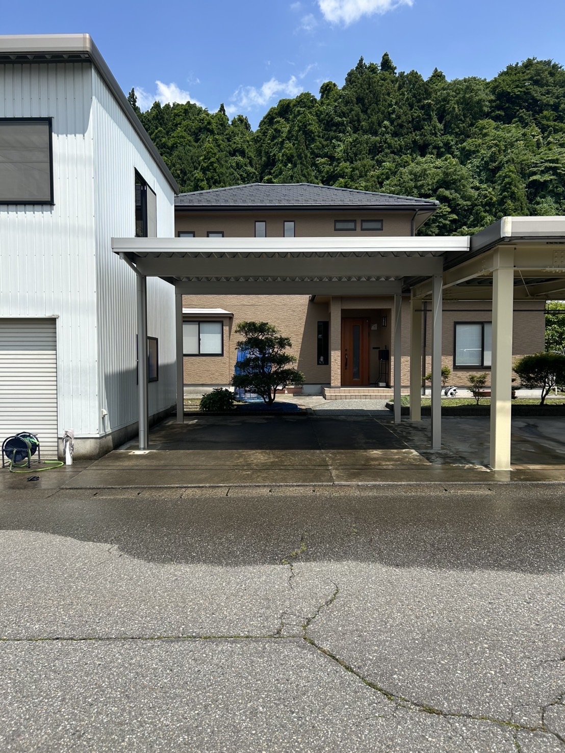 納屋と鉄骨カーポートの間にアルミカーポート