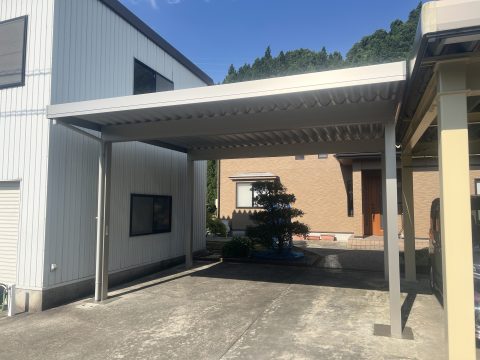 納屋と鉄骨カーポートの間にアルミカーポート