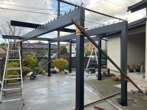 敷地形状に合わせたL字カーポート