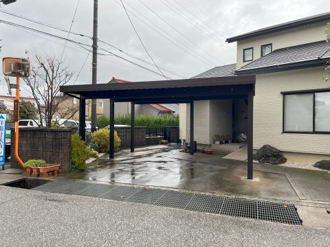 敷地形状に合わせたL字カーポート