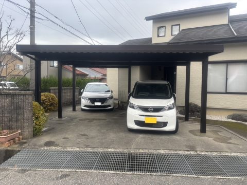 敷地形状に合わせたL字カーポート