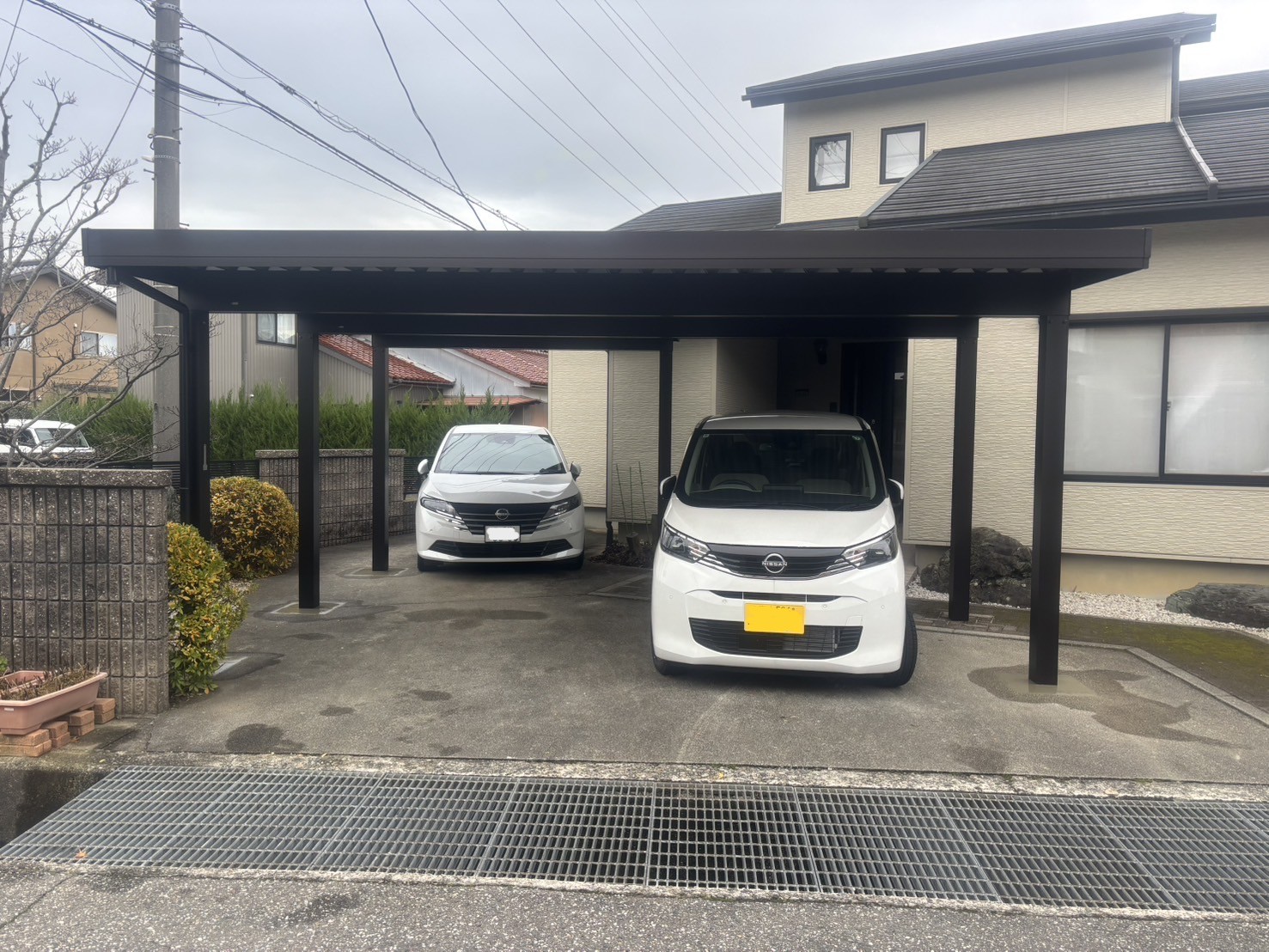 敷地形状に合わせたL字カーポート
